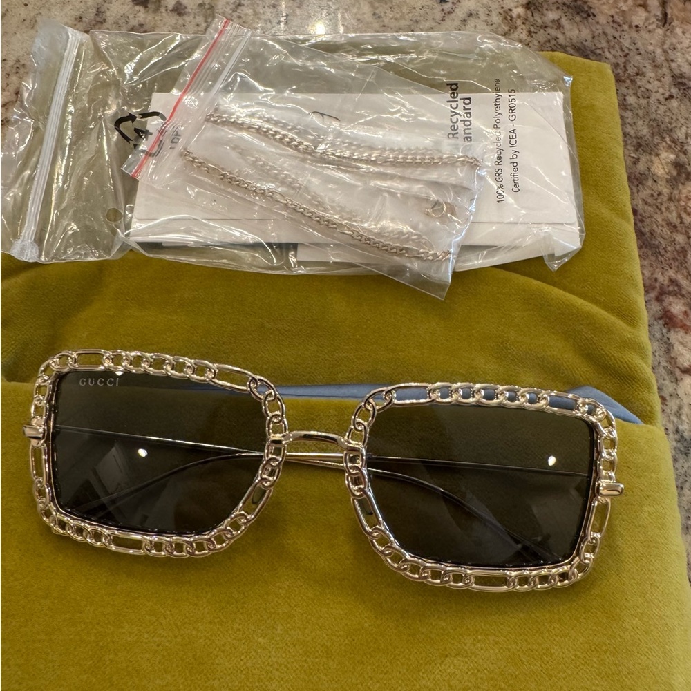Gucci Women's Sunglasses with chain